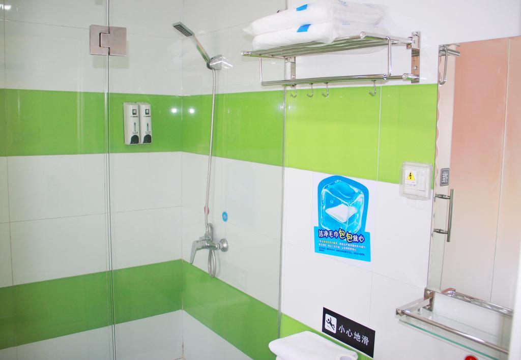 7Days Inn Beijing Railway Station Guangqu Gate Metro Station 2*